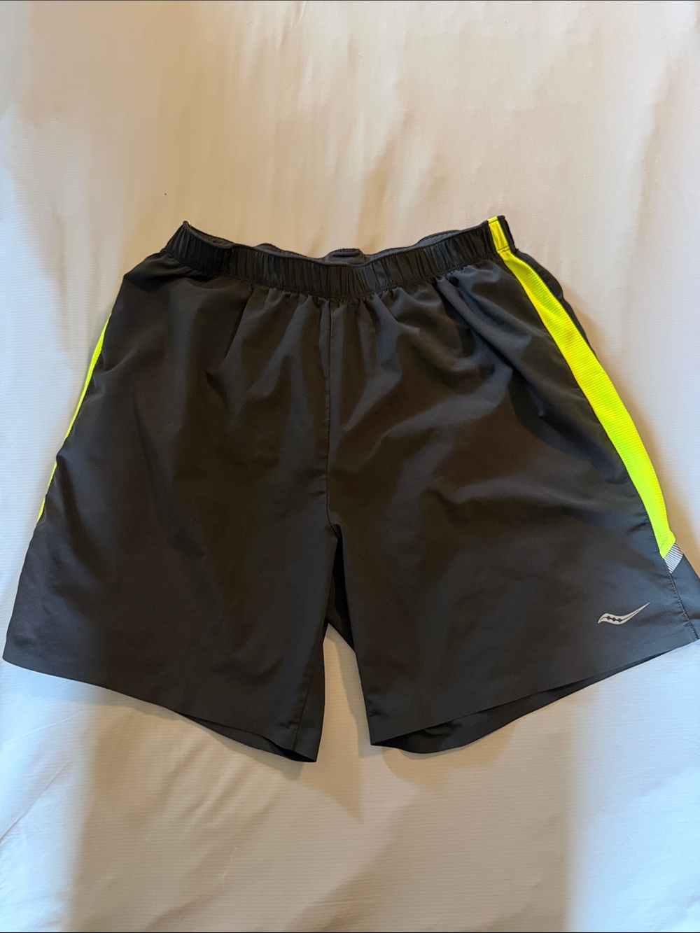 Men’s Saucony Black Athletic Shorts w/liner Neon Yellow Side Panels size M